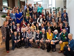 Groepsfoto van alle deelnemers van het Corrie Hermannprijs Symposium