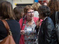 Clara Peters en Sylvie lo fo Wong in gesprek tijdens de lunch