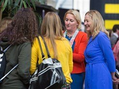 Hanneke Takkenberg in gesprek met Jannet Vaessen	Jeanine Roeters -  Foto’s: Ilvy Njiokiktjien en Rebke Klokke