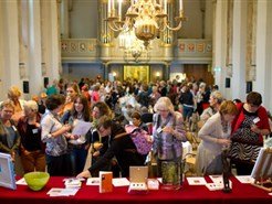 Inspectie van de veilingstukken die onder de hamer gaan voor het Oxfam Novib Project: Samen lezen en schrijven.