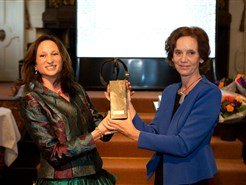 Uitreiking Corrie Hermann Prijs 2015 aan Jeanine Roeters van Lennep door Prof. dr. (Nine) V.V.A.M. Knoers, hoogleraar Klinische Genetica, afdeling Medische Genetica universitair Medisch Centrum Utrecht en voorzitter van de Corrie Hermannprijs Commissie VNVA.