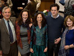 Prijswinnares Jeanine Roeters van Lennep met haar trotse familie